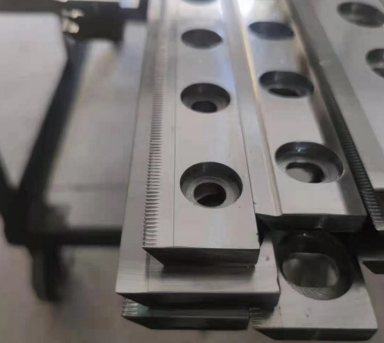 刀口鑲鋼刀(dao)